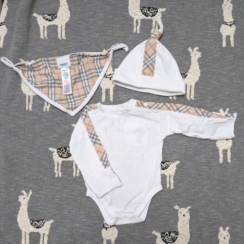 Burberry check baby bodysuit hat bib set